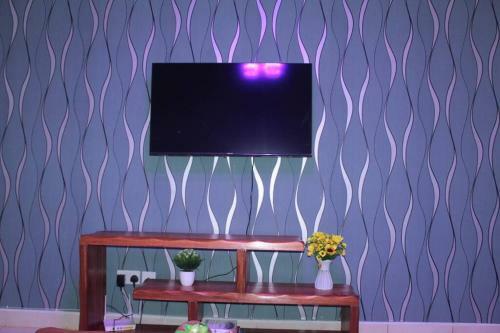 Lovely Emerald Green 3-bedroom Apartment