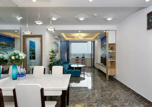 Luxury Apartment With Balcony And Ocean View