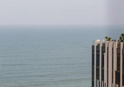 Luxury Apartment With Balcony And Ocean View