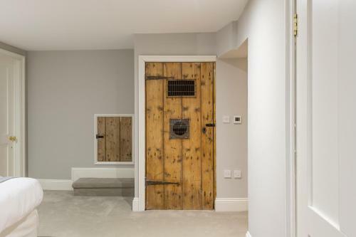 Georgian 3 Bed 3 Bath Central Apartment & Parking