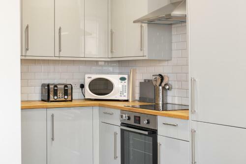 Georgian 3 Bed 3 Bath Central Apartment & Parking
