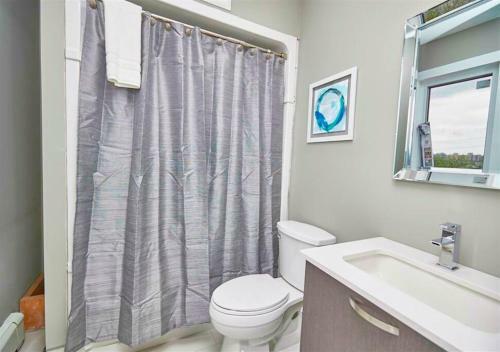 Luxury Boutique Two Bedroom Condo 4a