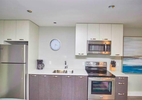 Luxury Boutique Two Bedroom Condo 3a