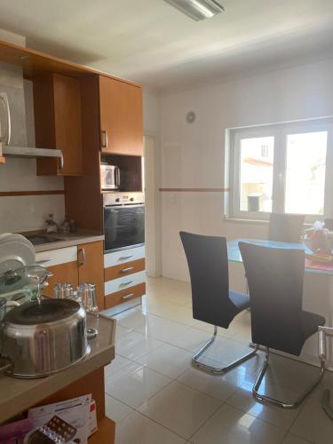 Sala de Estar / Jantar/ Dormir Em Moradia Com Piscina, Caxias