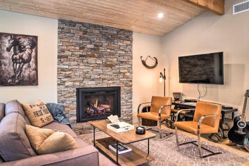 Modern Mtn Home With Deck About 4 Mi To Ski Resort!