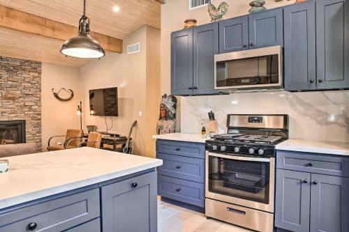 Modern Mtn Home With Deck About 4 Mi To Ski Resort!