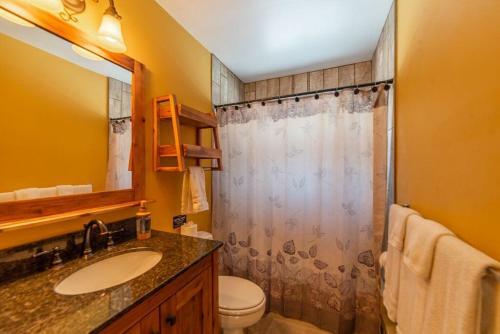 Enjoy The Creek Surrounded By High Mountain Peaks - Creekside Mountain Cabin