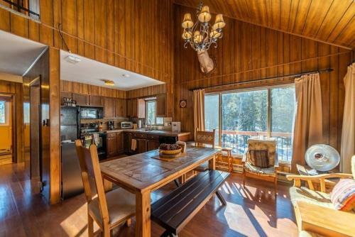 Enjoy The Creek Surrounded By High Mountain Peaks - Creekside Mountain Cabin