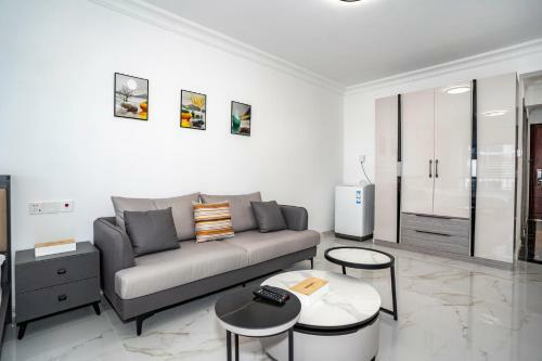 Locals Apartment House 13