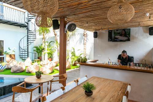 Coco & Pineapple Pants Hostel - Canggu, Bali