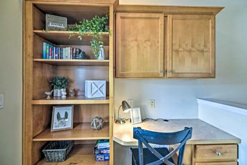 Stylish Windsor Townhome With Balcony And Golf!