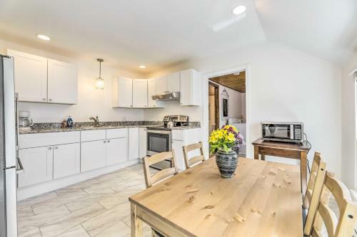 Pet-friendly Mystic Apartment Walk Downtown!