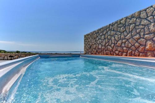 Holiday Home Ira- With Spa Pool