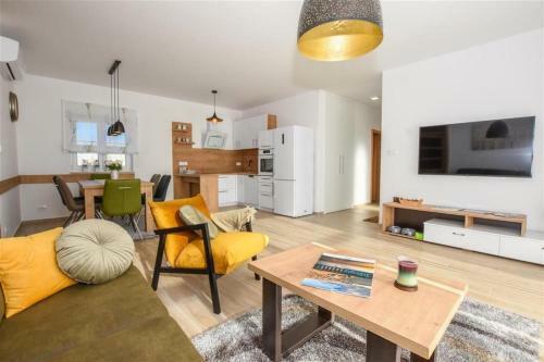Holiday Home Ira- With Spa Pool