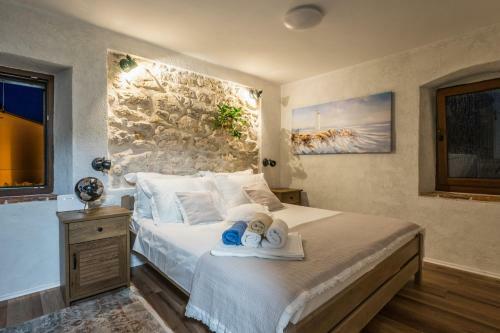 Roman Style Stone Villa Lux Solis