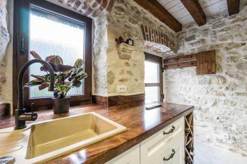 Roman Style Stone Villa Lux Solis