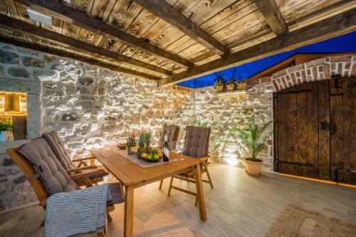 Roman Style Stone Villa Lux Solis