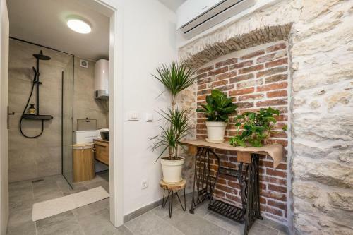 Roman Style Stone Villa Lux Solis