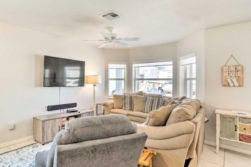 Jensen Beach Home With Balcony And Shared Pools!