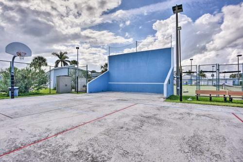 Jensen Beach Home With Balcony And Shared Pools!