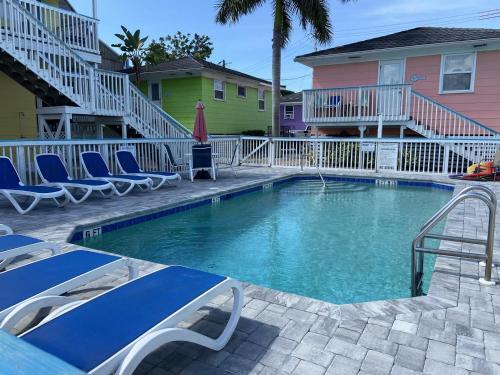 Holiday Court 01 - Surfside