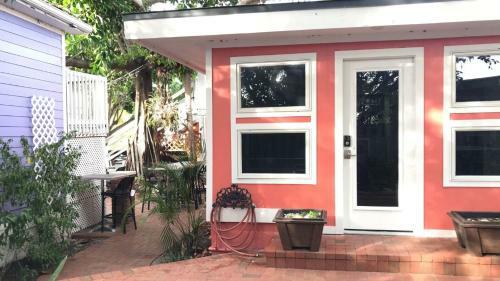 Mojoe's Cottage - Steps From The Beach