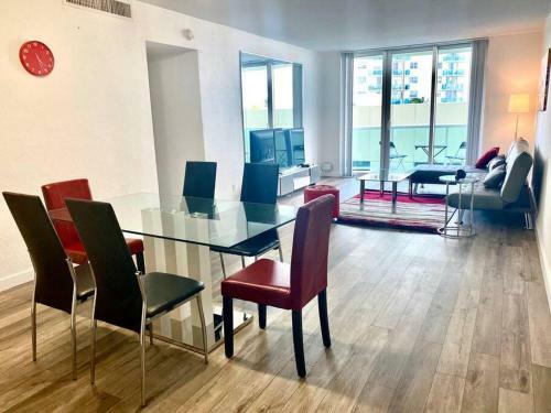 Modern 1 Bedroom Apartment W/ Hated Pool!!