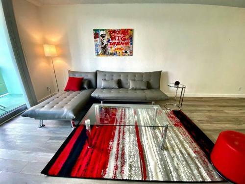 Modern 1 Bedroom Apartment W/ Hated Pool!!