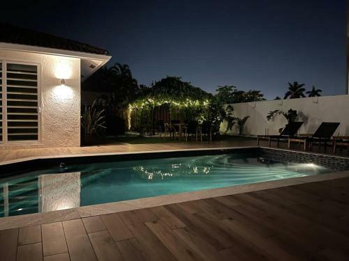 Villa Luna- Designer Home With Heated Pool Must!