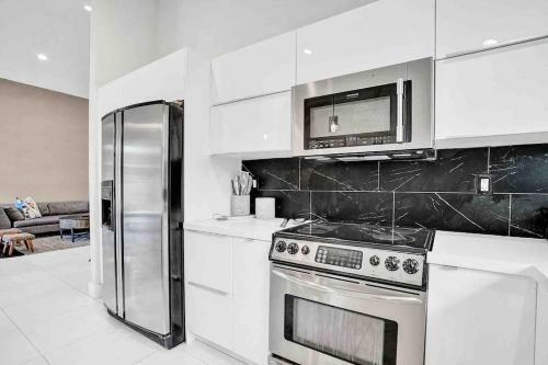 Villa Luna- Designer Home With Heated Pool Must!