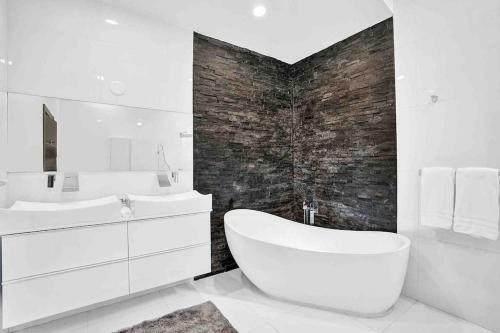 Villa Luna- Designer Home With Heated Pool Must!