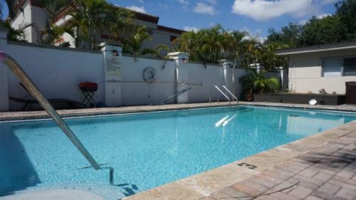 Hostal Lovely Ground Level Apt With A Pool Side