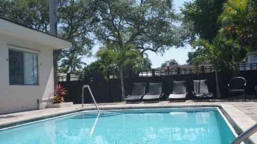 Hostal Lovely Ground Level Apt With A Pool Side