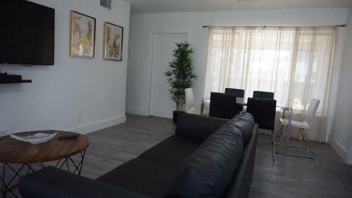 Hostal Lovely Ground Level Apt With A Pool Side