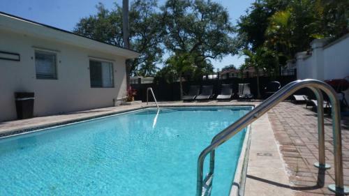 Hostal Lovely Ground Level Apt With A Pool Side