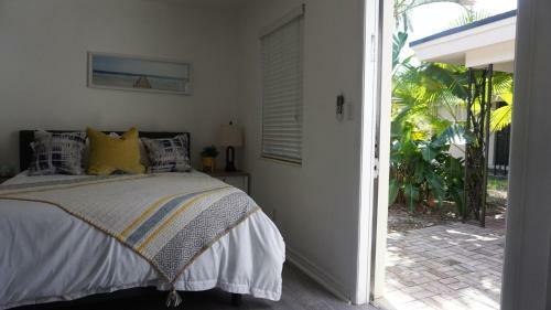 Hostal Lovely Ground Level Apt With A Pool Side