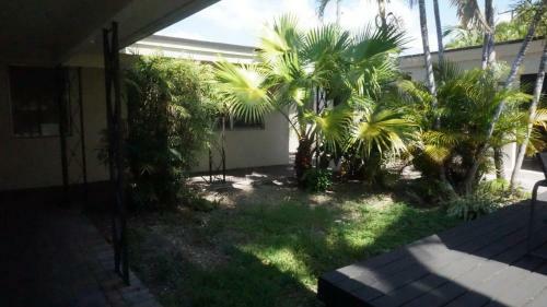 Hostal Lovely Ground Level Apt With A Pool Side