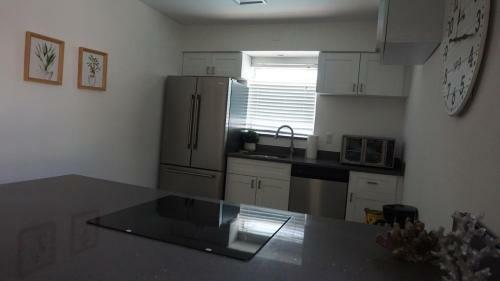 Hostal Lovely Ground Level Apt With A Pool Side
