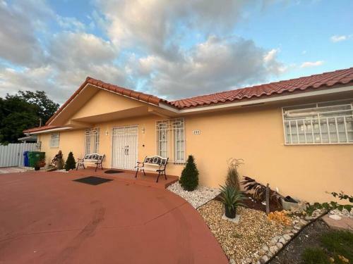 Nice Modern Homenear Aiport, Winwood & Downtown