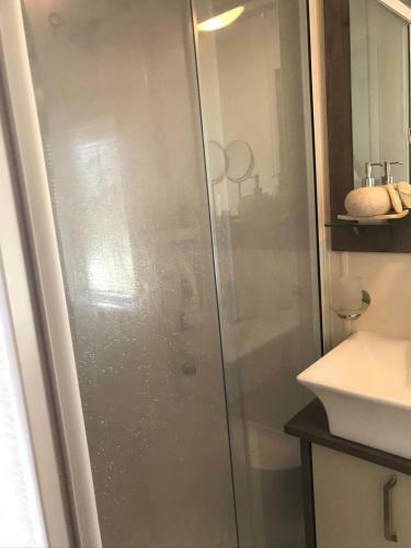 Delightful 2 Bedroom Caravan With Pool Access