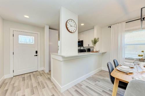 Beautiful 2 Bedroom Home Near Beach