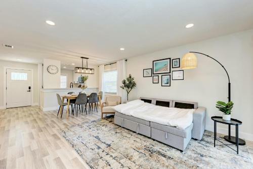 Beautiful 2 Bedroom Home Near Beach