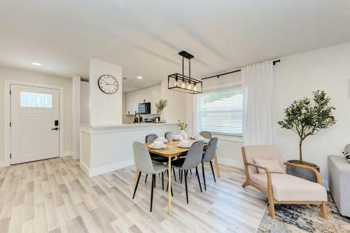 Beautiful 2 Bedroom Home Near Beach