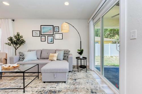 Beautiful 2 Bedroom Home Near Beach