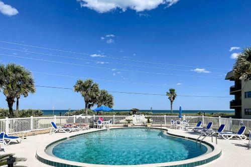 Apartamento Coastal Condo With Patio Steps To The Beach!