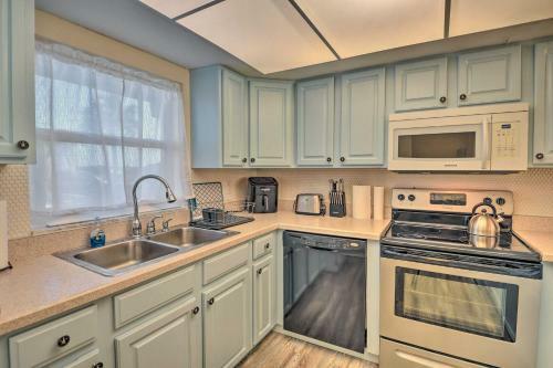 Apartamento Coastal Condo With Patio Steps To The Beach!