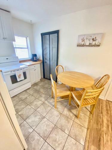 Fully Equipped Apartments 5 Miles From The Beach