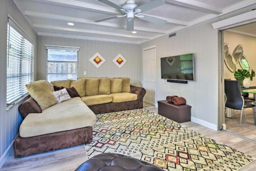 Sun-dappled Abode Less Than 2 Mi To Dtwn Sarasota!