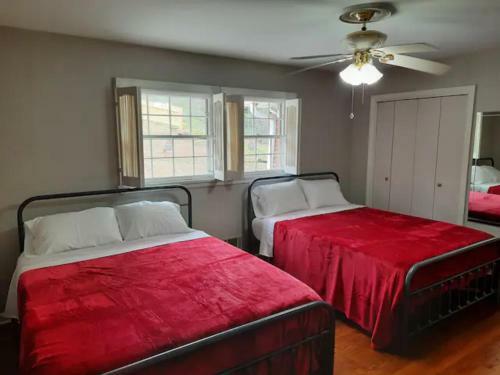 Huge 6 Bedrooms Close To Attractions