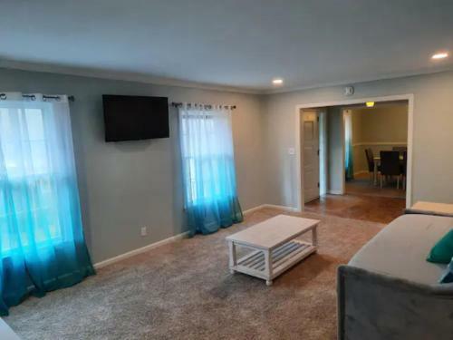 Huge 6 Bedrooms Close To Attractions
